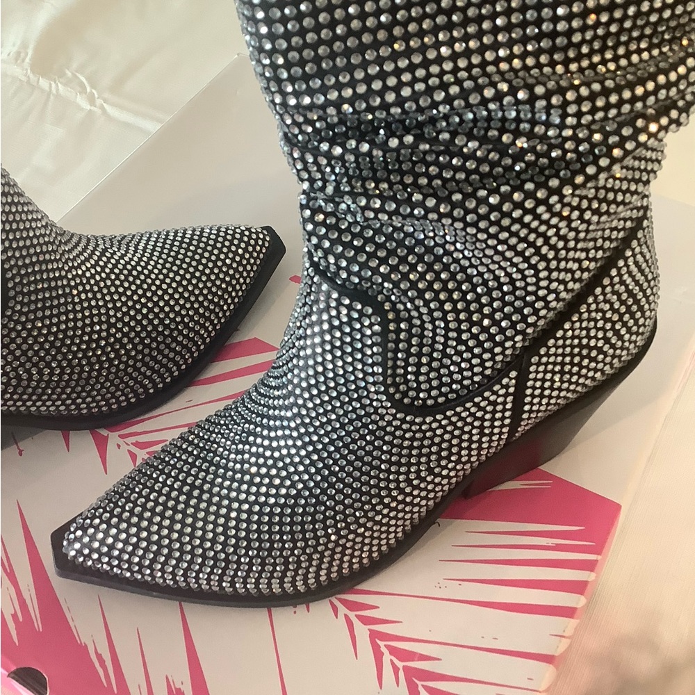 Womens size 7 fancy boot